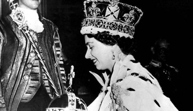 Elizabeth II se torna rainha da Inglaterra