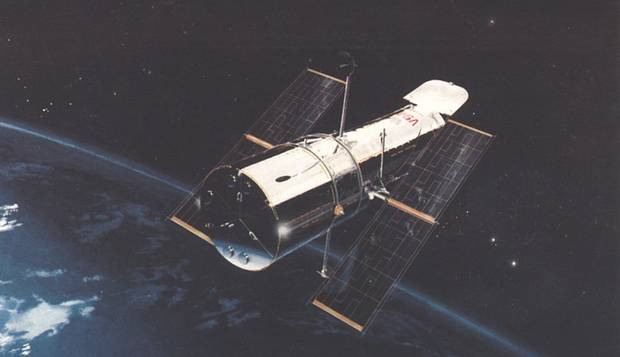 Lançado o telescópio Hubble, em 1990