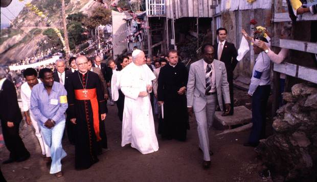 O Brasil recebe o Papa João Paulo II